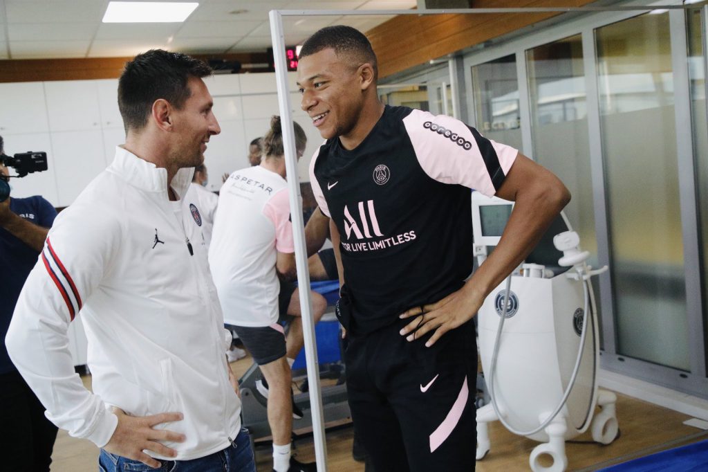 Messi meets Mbappe; French star welcomes the Argentine to Paris