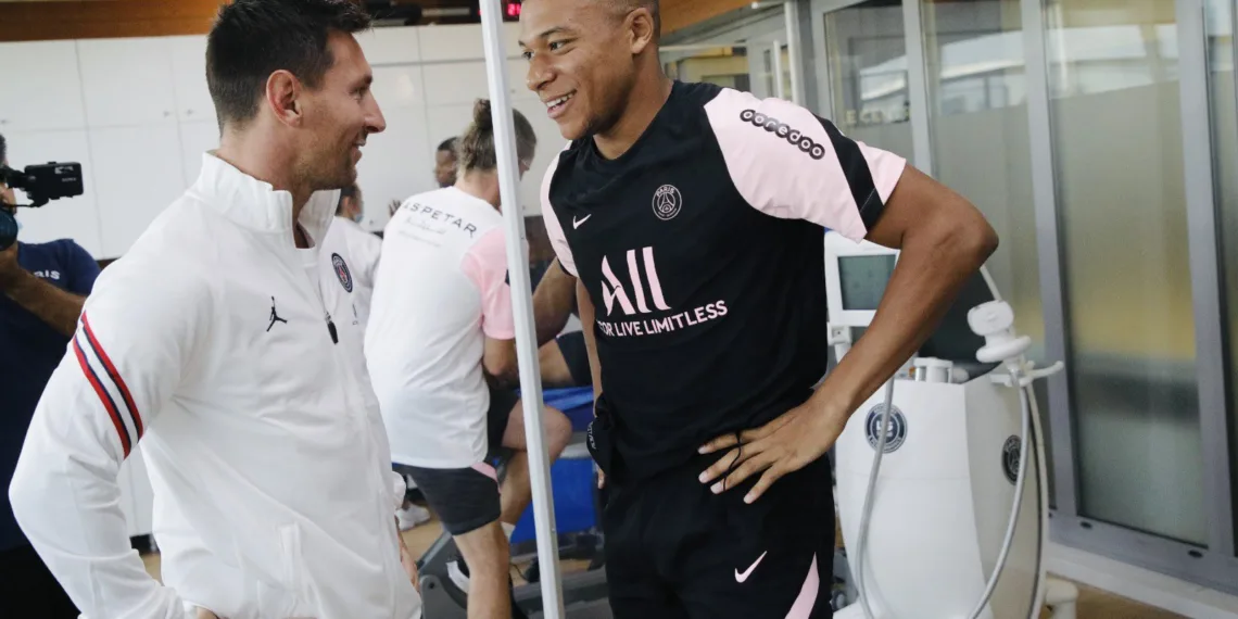 Messi meets Mbappe; French star welcomes the Argentine to Paris