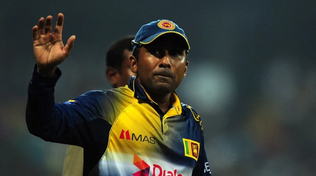 Sri Lanka's cricketer Mahela Jayawardene waves at the crowd after Sri Lanka won the seventh and final One Day International (ODI) cricket match against England at the R. Premadasa Cricket Stadium in Colombo on December 16, 2014. AFP PHOTO / LAKRUWAN WANNIARACHCHI (Photo by LAKRUWAN WANNIARACHCHI / AFP)