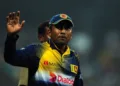 Sri Lanka's cricketer Mahela Jayawardene waves at the crowd after Sri Lanka won the seventh and final One Day International (ODI) cricket match against England at the R. Premadasa Cricket Stadium in Colombo on December 16, 2014. AFP PHOTO / LAKRUWAN WANNIARACHCHI (Photo by LAKRUWAN WANNIARACHCHI / AFP)