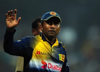 Sri Lanka's cricketer Mahela Jayawardene waves at the crowd after Sri Lanka won the seventh and final One Day International (ODI) cricket match against England at the R. Premadasa Cricket Stadium in Colombo on December 16, 2014. AFP PHOTO / LAKRUWAN WANNIARACHCHI (Photo by LAKRUWAN WANNIARACHCHI / AFP)