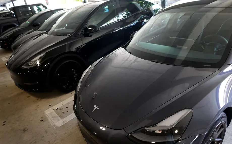 Uber will offer up to 50,000 Tesla cars to its drivers through Hertz rental deal