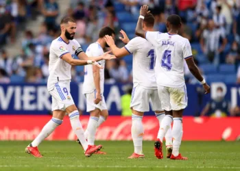 BARCELONA, SPAIN - OCTOBER 03: Karim Benzema of Real Madrid celebrates with teammates after scoring their side's first goal during the La Liga Santander match between RCD Espanyol and Real Madrid CF at RCDE Stadium on October 03, 2021 in Barcelona, Spain. (Photo by David Ramos/Getty Images)