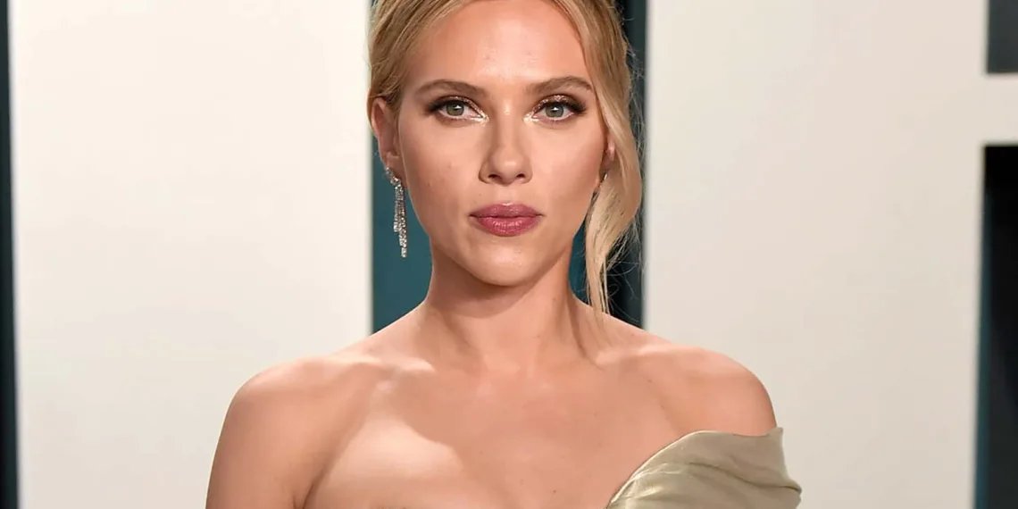 BEVERLY HILLS, CALIFORNIA - FEBRUARY 09: Scarlett Johansson attends the 2020 Vanity Fair Oscar Party hosted by Radhika Jones at Wallis Annenberg Center for the Performing Arts on February 09, 2020 in Beverly Hills, California. (Photo by Karwai Tang/Getty Images)