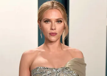 BEVERLY HILLS, CALIFORNIA - FEBRUARY 09: Scarlett Johansson attends the 2020 Vanity Fair Oscar Party hosted by Radhika Jones at Wallis Annenberg Center for the Performing Arts on February 09, 2020 in Beverly Hills, California. (Photo by Karwai Tang/Getty Images)