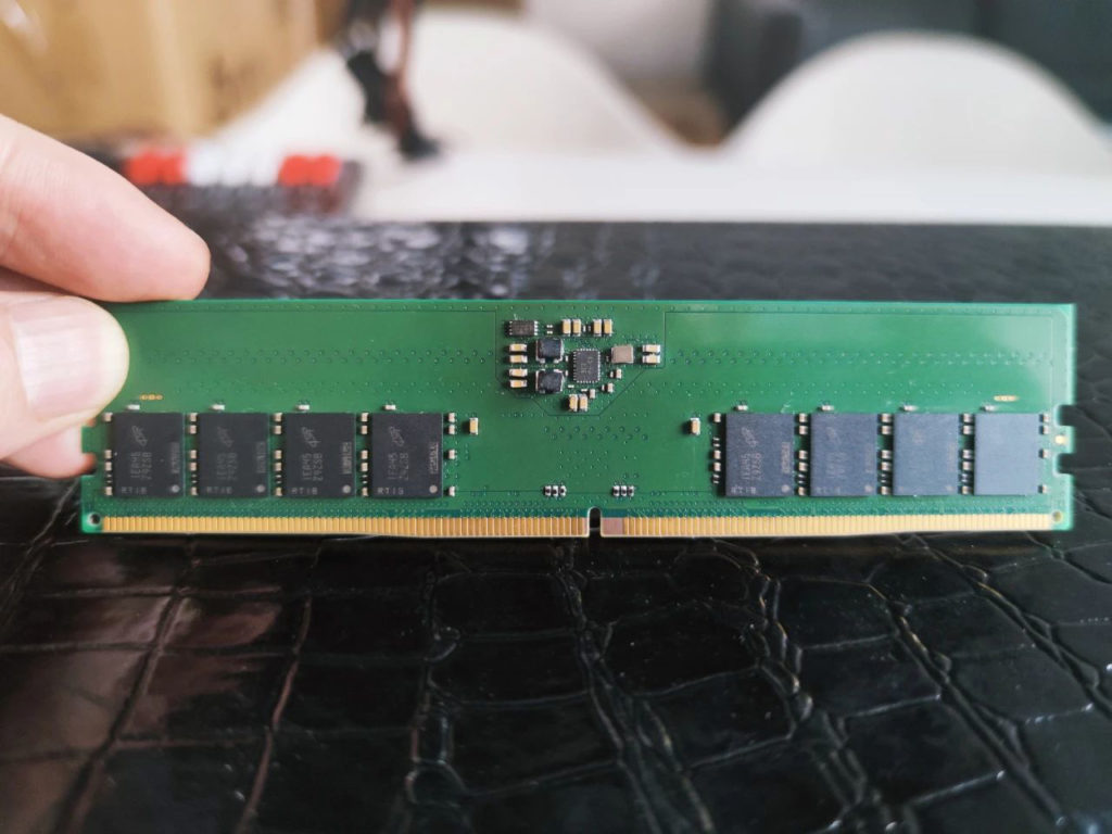DDR5 Memory Modules With PMIC Pictured 4 SK Hynix is gearing up for the development of the industry-first 48GB and 96GB DDR5 memory chips targeting servers