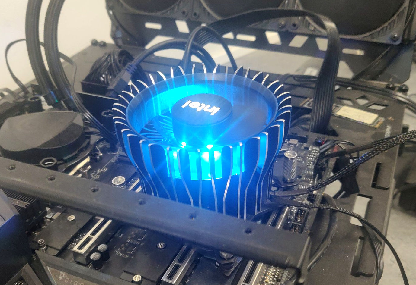 Intel's upcoming Laminar RH1 cooler for 12th Gen CPUs is all over the place