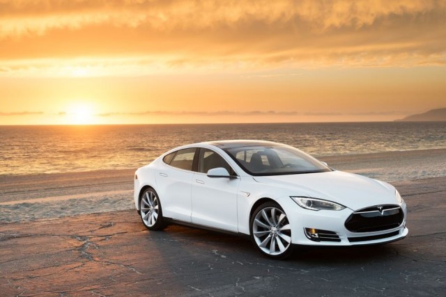 Tesla S sunset 640x427 1 Tesla will no longer allow drivers to play video games while driving