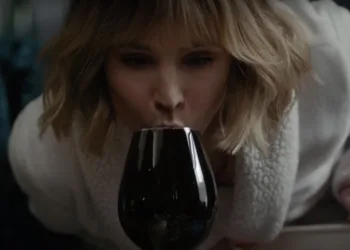 “The Woman in the House Across the Street from the Girl in the Window”: Netflix has dropped the trailer of the psychological and comedy-drama series