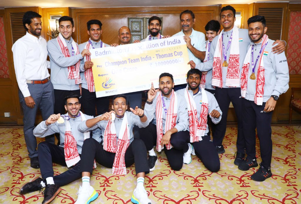 Triumphant Indian contingent from Thomas Cup poses along with BAI officials 1