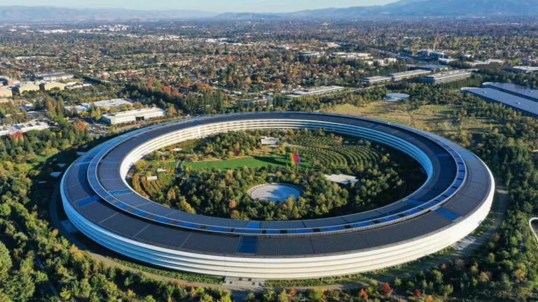 Apple freezes hiring for multiple departments to prepare for a Gloomy 2023