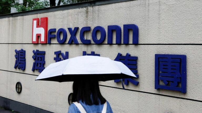 Apple supplier Foxconn quadruples bonuses for workers affected by the China COVID lockdown