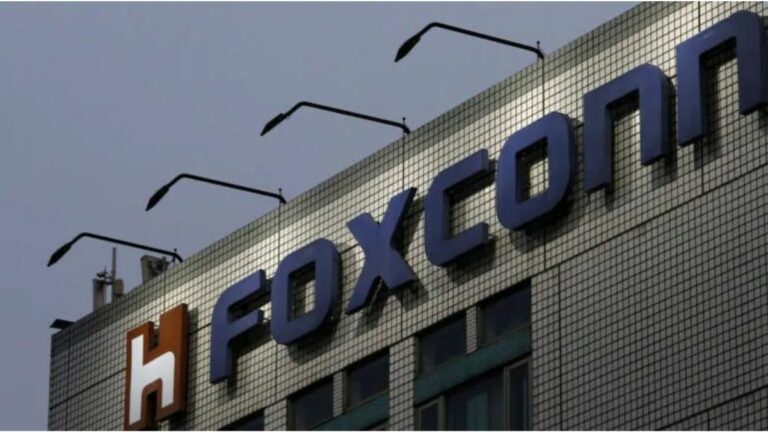 Foxconn offers rebellious employees money to leave the iPhone factory