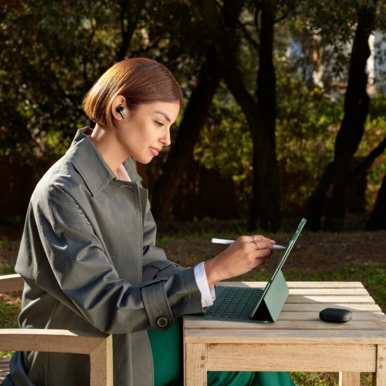 The OnePlus Pad promotion image reminds us of Surface Pro