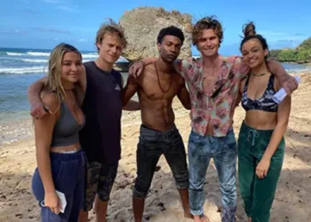 via- https://www.hellomagazine.com/film/gallery/20210805119045/outer-banks-see-the-cast-instagram-accounts/1/