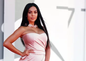 via- https://www.nit.pt/cultura/presuntos-jatos-privados-e-o-mundo-estranho-de-eu-georgina