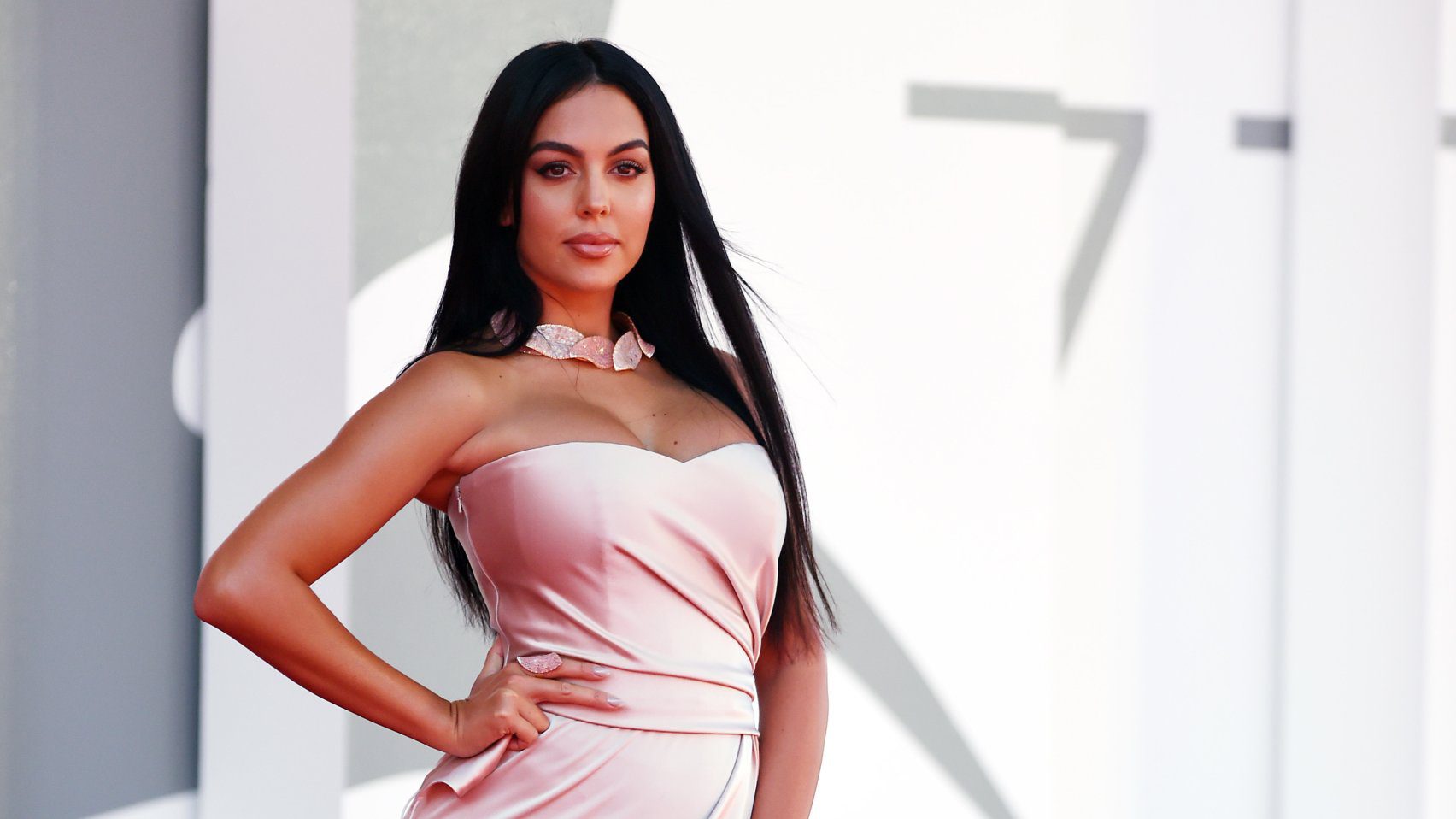 via- https://www.nit.pt/cultura/presuntos-jatos-privados-e-o-mundo-estranho-de-eu-georgina