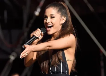 via- https://www.billboard.com/music/music-news/ariana-grande-body-image-ariel-winter-6746395/
