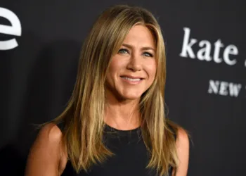 via- https://www.sheknows.com/entertainment/articles/2484208/jennifer-aniston-heels-mini-skirt-jacket-instagram-photo/