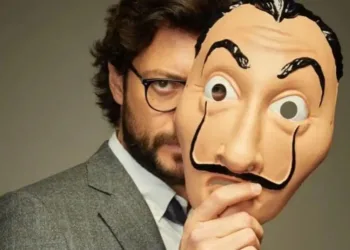 via- https://www.mansworldindia.com/entertainment/hollywood/money-heist-5-the-professor-alvaro-morte-cried-like-there-was-no-tomorrow-on-last-day-of-shoot/