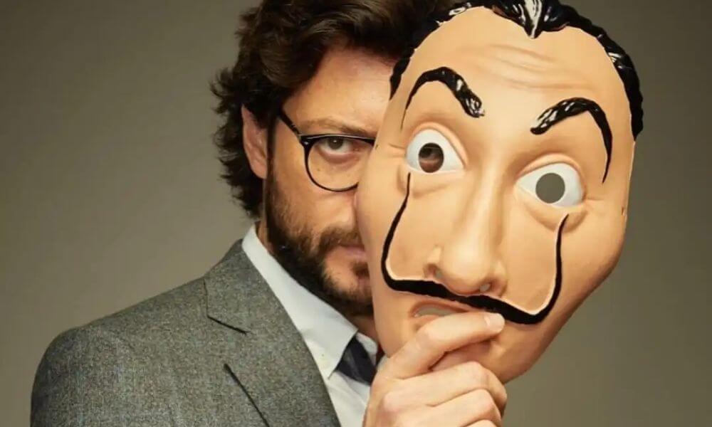 via- https://www.mansworldindia.com/entertainment/hollywood/money-heist-5-the-professor-alvaro-morte-cried-like-there-was-no-tomorrow-on-last-day-of-shoot/