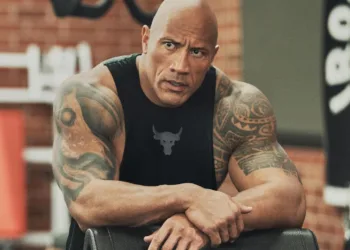 via- https://www.menshealth.com/fitness/a34464540/the-rock-dwayne-johnson-back-workout-lat-pulldown/