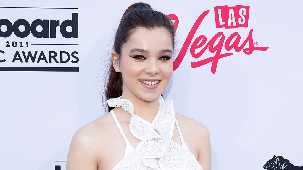 h5 Spectacular Hailee Steinfeld Age, Height, Career, Bio, Income, and Family in 2024
