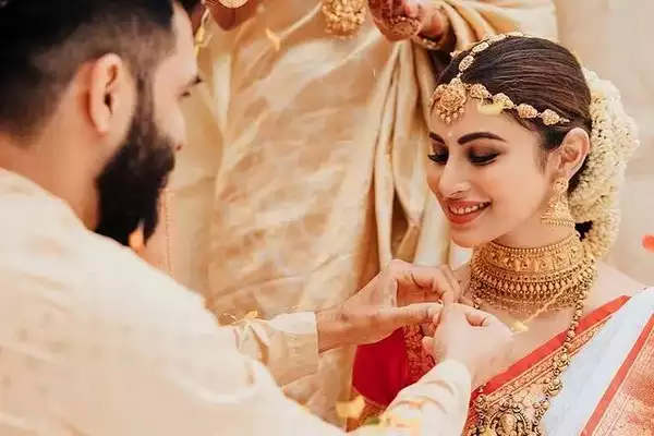 mh4 Gorgeous Mouni Roy Husband Age, Height, Bio, Net Worth, Income, and Family in 2024