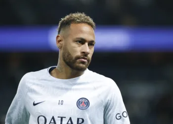 PARIS, FRANCE - OCTOBER 01: Neymar Jr #10 of Paris Saint-Germain warms up before the Ligue 1 match between Paris Saint-Germain and OGC Nice at Parc des Princes on October 2, 2022 in Paris, France. (Photo by Catherine Steenkeste/Getty Images)