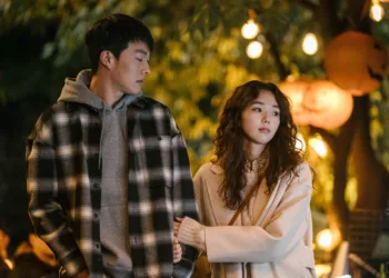 via- https://www.marieclaire.com/culture/a32253308/korean-romantic-movies/