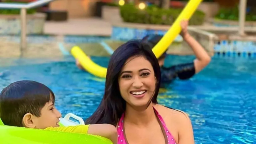 2580185 shweta tiwari 4 1 Bikini-clad Shweta Tiwari shares pool picture, Divyanka Tripathi finds her hot