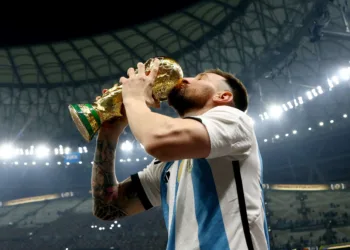 Soccer Football - FIFA World Cup Qatar 2022 - Final - Argentina v France - Lusail Stadium, Lusail, Qatar - December 18, 2022   Argentina's Lionel Messi kisses the trophy as he celebrates winning the World Cup REUTERS/Hannah Mckay