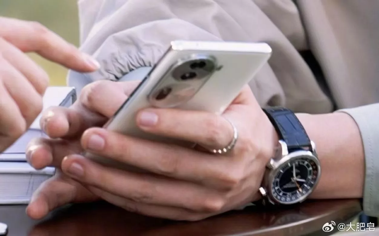 OPPO Reno 11 live images