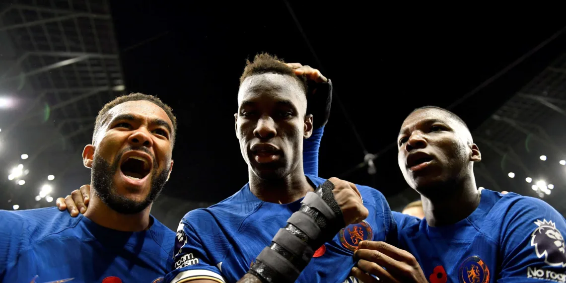 Soccer Football - Premier League - Tottenham Hotspur v Chelsea - Tottenham Hotspur Stadium, London, Britain - November 6, 2023 Chelsea's Nicolas Jackson celebrates scoring their second goal with Reece James and Moises Caicedo REUTERS/Tony Obrien