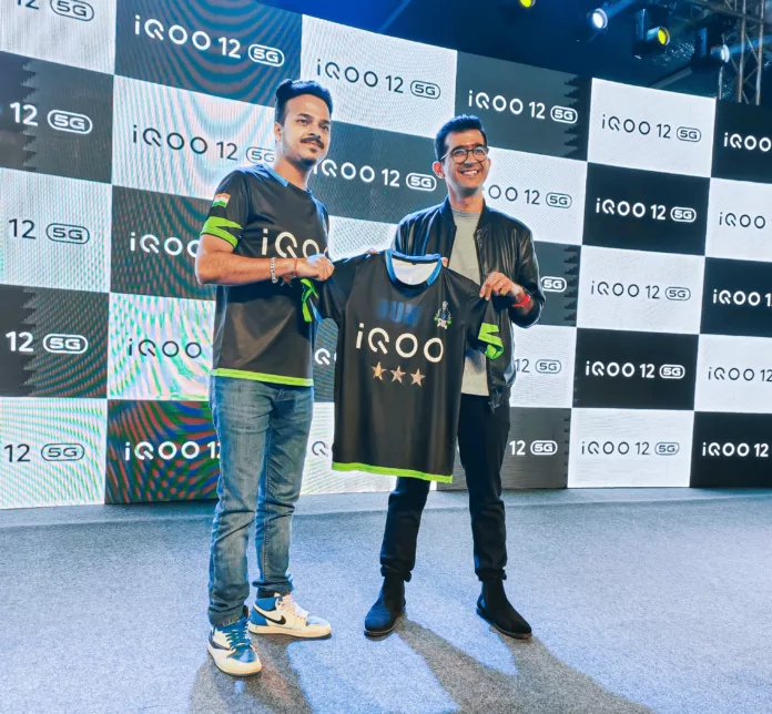 Team SOUL’s Co-Founder & CEO Animesh Agarwal alongside iQOO CEO Nipun Marya unveiling th iQOO becomes the title sponsor of Team SOUL