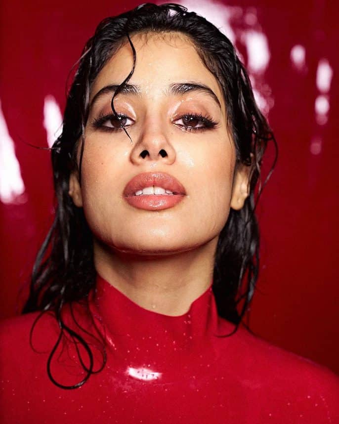 janhvi 1 Dazzling in Red: Janhvi Kapoor Wows as She Extends Season's Greetings with her new photoshoot