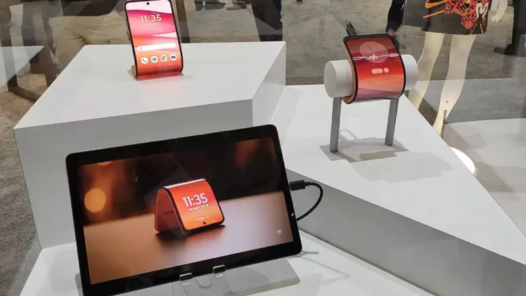 Samsung and Motorola Showcase Bendable Phones at MWC 2024