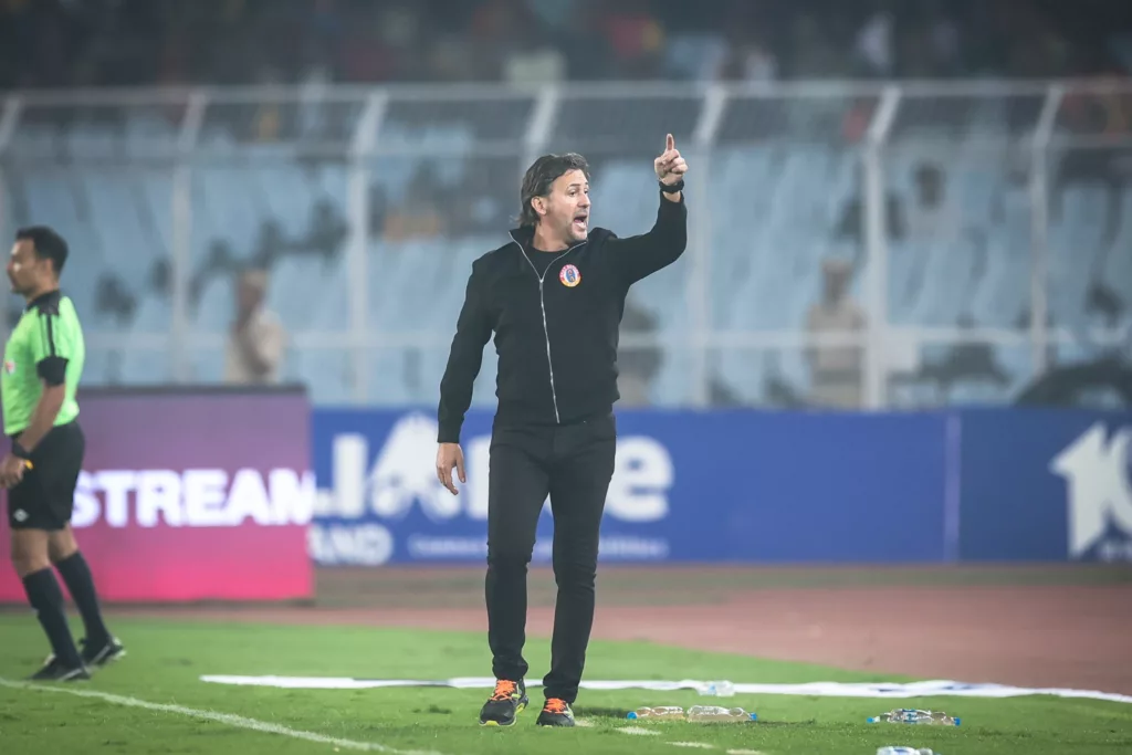 Carles Cuadrat Image Credits X Twitter Saul Crespo's Injury Status Revealed: Will the Injured East Bengal Star Be Fit to Play in the Mumbai Match?