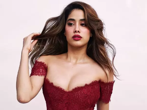 Jahnvi Janhvi Kapoor in a Maroon Gown has stolen the internet with her new Valentine's Day Look 2024