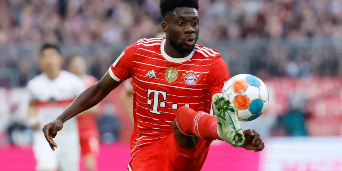FILE PHOTO: Soccer Football - Bundesliga - Bayern Munich v VfB Stuttgart - Allianz Arena, Munich, Germany - May 8, 2022  Bayern Munich's Alphonso Davies in action REUTERS/Heiko Becker/File Photo