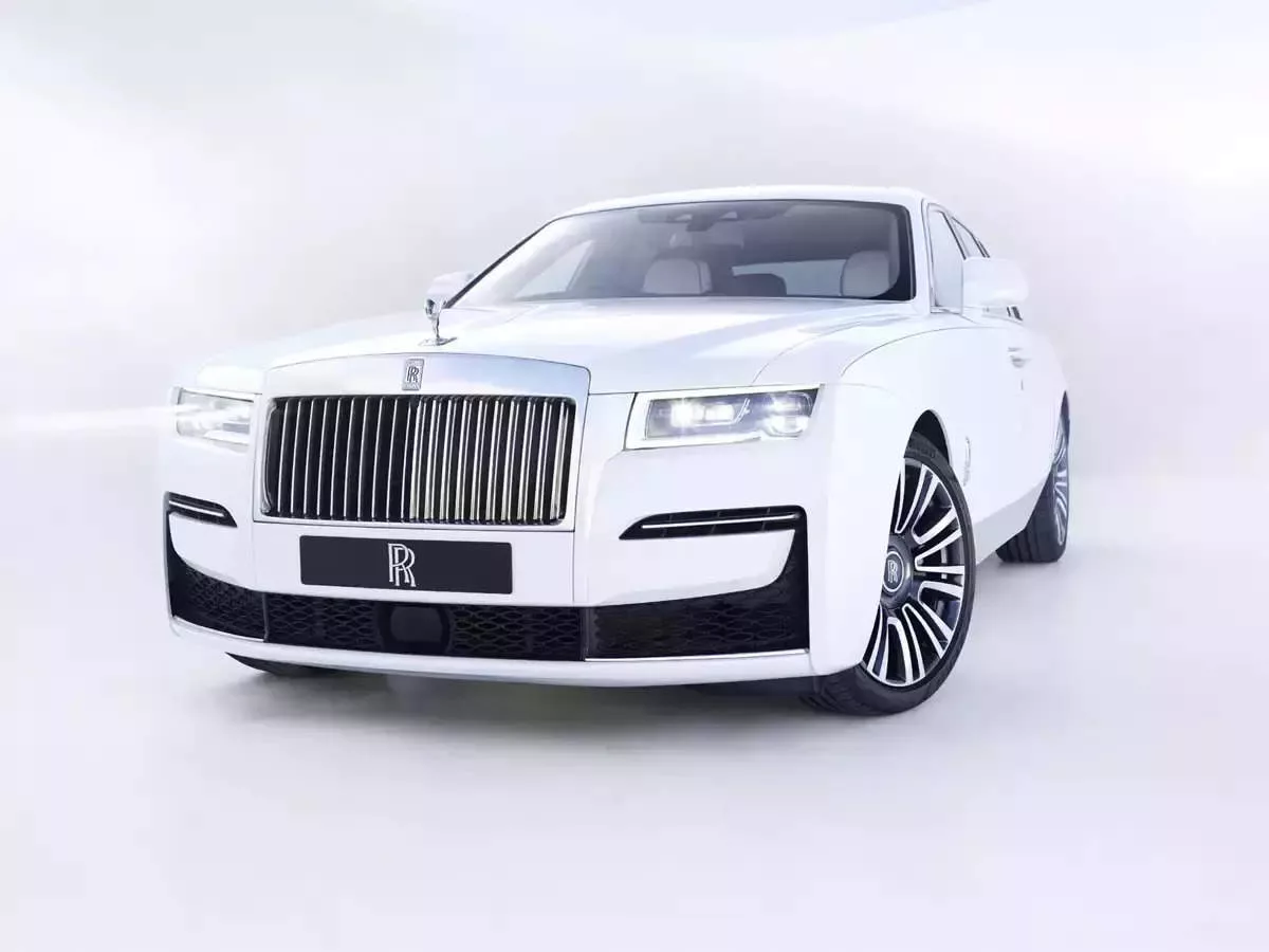 Get A Chilling List of Top 10 Rolls Royce Price in India in 2024