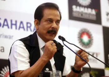 Sahara Group Chairman Subrata Roy gestures as he speaks during a news conference in Kolkata November 29, 2013. REUTERS/Rupak De Chowdhuri (INDIA - Tags: BUSINESS REAL ESTATE)
