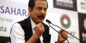 Sahara Group Chairman Subrata Roy gestures as he speaks during a news conference in Kolkata November 29, 2013. REUTERS/Rupak De Chowdhuri (INDIA - Tags: BUSINESS REAL ESTATE)