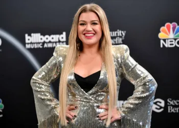 HOLLYWOOD, CALIFORNIA - OCTOBER 14: In this image released on October 14, Kelly Clarkson poses backstage at the 2020 Billboard Music Awards, broadcast on October 14, 2020 at the Dolby Theatre in Los Angeles, CA.  (Photo by Amy Sussman/BBMA2020/Getty Images for dcp )