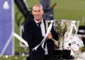 MADRID, SPAIN - JULY 16: Zinedine Zidane head coach of Real Madrid celebrates with the La Liga trophy after the La Liga match between Real Madrid CF and Villarreal CF at Estadio Alfredo Di Stefano on July 16, 2020 in Madrid, Spain. (Photo by Ricardo Nogueira/Eurasia Sport Images/Getty Images)