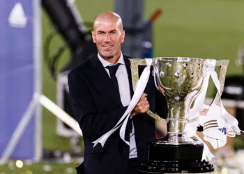 MADRID, SPAIN - JULY 16: Zinedine Zidane head coach of Real Madrid celebrates with the La Liga trophy after the La Liga match between Real Madrid CF and Villarreal CF at Estadio Alfredo Di Stefano on July 16, 2020 in Madrid, Spain. (Photo by Ricardo Nogueira/Eurasia Sport Images/Getty Images)