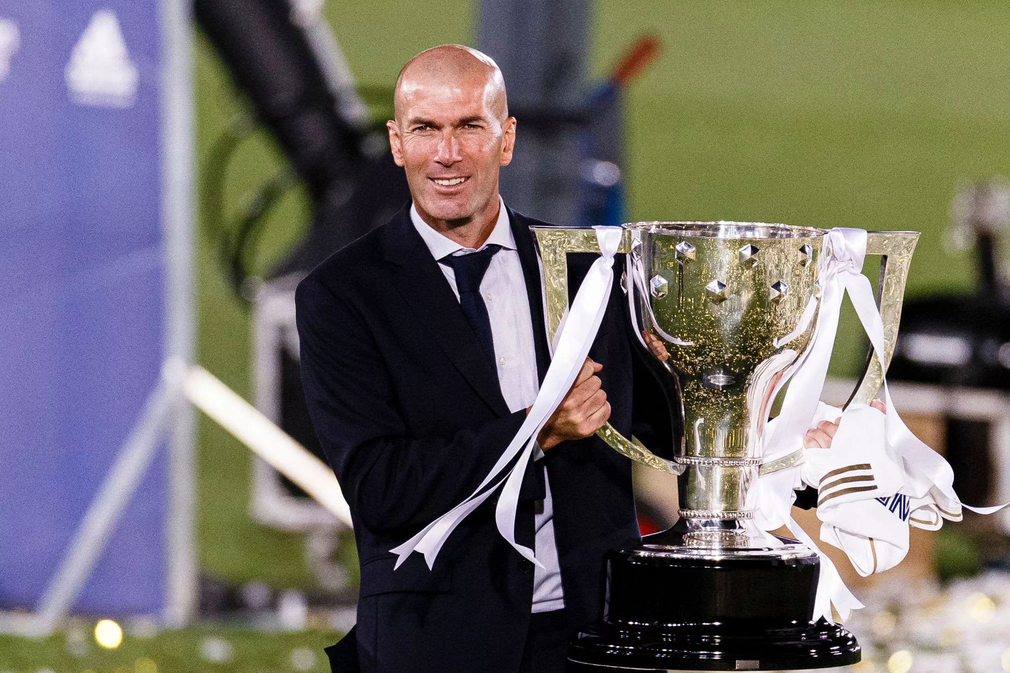 MADRID, SPAIN - JULY 16: Zinedine Zidane head coach of Real Madrid celebrates with the La Liga trophy after the La Liga match between Real Madrid CF and Villarreal CF at Estadio Alfredo Di Stefano on July 16, 2020 in Madrid, Spain. (Photo by Ricardo Nogueira/Eurasia Sport Images/Getty Images)