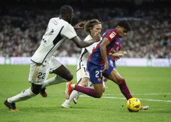 Soccer Football - LaLiga - Real Madrid v FC Barcelona - Santiago Bernabeu, Madrid, Spain - April 21, 2024 FC Barcelona's Lamine Yamal in action with Real Madrid's Antonio Rudiger and Luka Modric REUTERS/Juan Medina