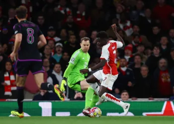 Soccer Football - Champions League - Quarter Final - First Leg - Arsenal v Bayern Munich - Emirates Stadium, London, Britain - April 9, 2024 Bayern Munich's Manuel Neuer in action with Arsenal's Bukayo Saka Action Images via Reuters/Matthew Childs