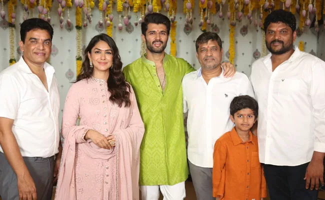 vijayandmrunal jpg Family Star: Vijay Devarakonda Unveiled His Earnings